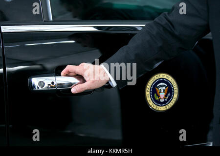 Ein U.S. Secret Service Agent wartet die Wagenkolonne Tür als Präsident Barack Obama zu öffnen kommt an der Uptown Theater in Kansas City, MO., 30. Juli 2014. Stockfoto