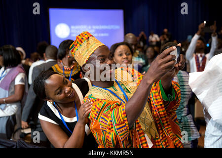 Die Zuschauer nehmen Sie Bilder von US-Präsident Barack Obama, als er die Hände nach einem jungen afrikanischen Führer Initiative (yali) Rathaus in Washington, D.C., 28. Juli 2014 schüttelt. Stockfoto