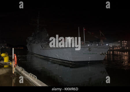 YOKOSUKA, Japan (November 24, 2017) - der Arleigh-burke-Klasse Lenkwaffen-zerstörer USS Fitzgerald (DDG62) ist vom Pier in Flotte Aktivitäten (FLEACT) Kamakura, 07.11.24, gezogene Heavy lift Transportschiff Transshelf zu erfüllen. Transshelf transport Fitzgerald in Pascagoula, Mississippi für Reparaturen. (U.S. Marine Foto von Mass Communication Specialist 1. Klasse Jason Kofonow/Freigegeben) Stockfoto