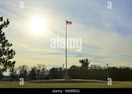 Die Flagge der Vereinigten Staaten von Amerika wird durch einen Hintergrund der Nachmittagssonne Nov. 27, 2017 aufgehellt, während auf dem Fahnenmast vor der Garnison Hauptquartier in Fort McCoy, Wis das Wetter für Ende November unseasonably warm mit Temperaturen um die 50 Grad Fahrenheit fliegen. (U.S. Armee Foto von Scott T. Sturkol, Public Affairs Office, Fort McCoy, Wis.) Stockfoto