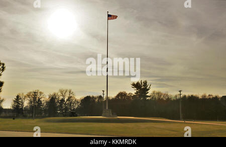 Die Flagge der Vereinigten Staaten von Amerika wird durch einen Hintergrund der Nachmittagssonne Nov. 27, 2017 aufgehellt, während auf dem Fahnenmast vor der Garnison Hauptquartier in Fort McCoy, Wis das Wetter für Ende November unseasonably warm mit Temperaturen um die 50 Grad Fahrenheit fliegen. (U.S. Armee Foto von Scott T. Sturkol, Public Affairs Office, Fort McCoy, Wis.) Stockfoto