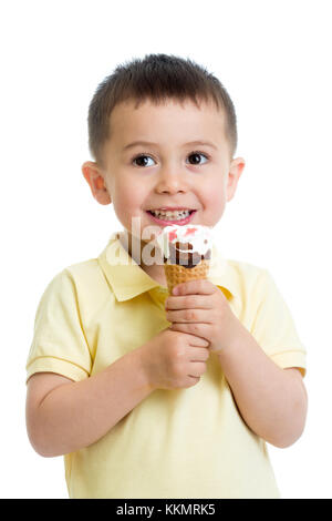 Kid Boy isoliert auf weißem Eis essen Stockfoto