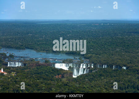 Argentinische Seite der Iguazu-Fälle, an der Grenze zu Brasilien - Argentinien, Südamerika - Luftaufnahme Stockfoto