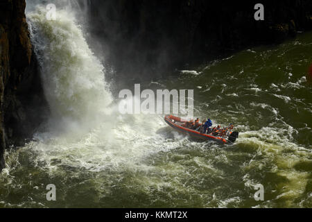 Touristenboot unter Iguazu Falls, Brasilien - Argentinien Grenze, Südamerika Stockfoto