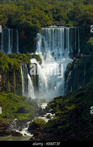 Touristen auf Gehweg über Iguazu Falls, Argentinien, von der Brasilianischen Seite aus gesehen, Südamerika