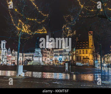 St. James Kirche und Weihnachtsschmuck in Gent Stockfoto