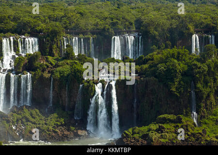 Touristen auf Gehweg über Iguazu Falls, Argentinien, von der Brasilianischen Seite aus gesehen, Südamerika Stockfoto