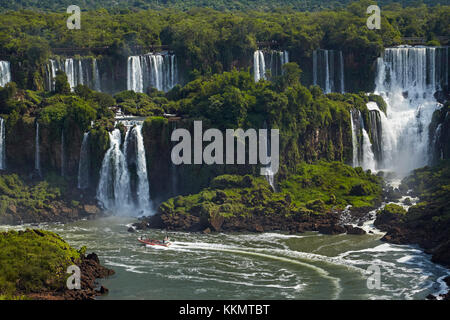 Touristen auf Gehweg über Iguazu Falls, Argentinien, von der Brasilianischen Seite aus gesehen, Südamerika Stockfoto