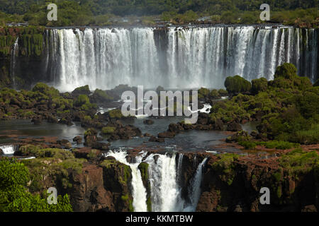 Salto Rivadavia und Salto Tres Musqueteros, Iguazu Falls, Argentinien, von der brasilianischen Seite aus gesehen, Südamerika Stockfoto