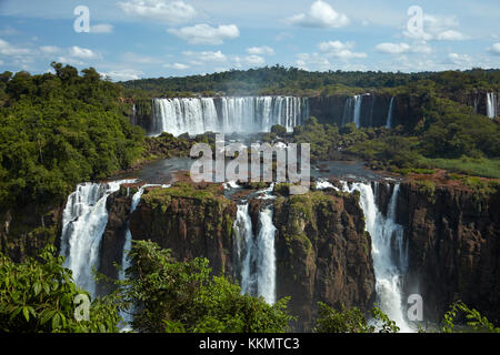 Salto Rivadavia und Salto Tres Musqueteros, Iguazu Falls, Argentinien, von der brasilianischen Seite aus gesehen, Südamerika Stockfoto