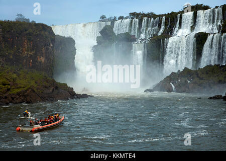 Touristen auf dem Boot, das unter Iguazu Falls, Argentinien, Südamerika geht Stockfoto