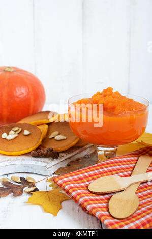 Zarte diätetische Kürbispüree auf weißem Holz- Hintergrund. gesundes Essen. richtige Ernährung. Stockfoto