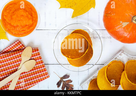 Duftende goldenen Kürbis Pfannkuchen und Kürbispüree auf weißem Hintergrund Holz. top anzeigen. traditionelle amerikanische Gerichte. Stockfoto