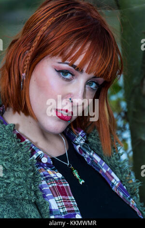 Rothaarige Mädchen zu Fuß auf den Waldweg im Herbst Stockfoto