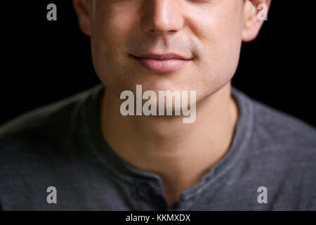 7/8-Porträt eines lächelnden jungen weißen Mann Stockfoto