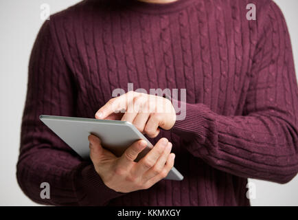 Junge weiße Mann mit einem Tablet-PC, mittlere Partie Stockfoto