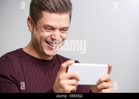 Nahaufnahme der jungen weißen Mann unter selfie mit einem Smartphone Stockfoto