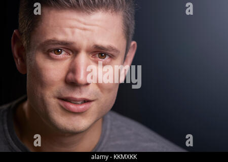 Close up Portrait von umgekippt jungen weißen Mann zu Kamera suchen Stockfoto
