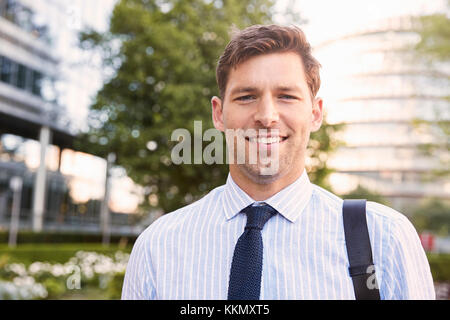 Portrait von Geschäftsmann zu Fuß durch die Stadt auf dem Weg zur Arbeit Stockfoto