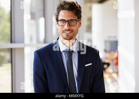 Portrait der junge Mann in Anzug Stockfoto
