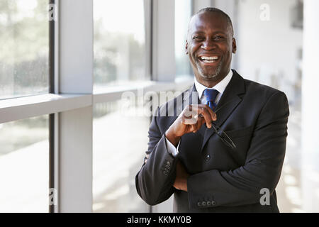 Porträt eines lächelnden Geschäftsmann Gläser Holding Stockfoto
