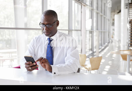 Porträt eines lächelnden Geschäftsmann Gläser Holding Stockfoto