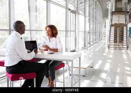 Business-frau und Geschäftsmann auf einem treffen, reden Stockfoto