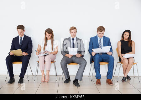 Kandidaten warten auf Job Interviews, volle Länge, vorne Stockfoto
