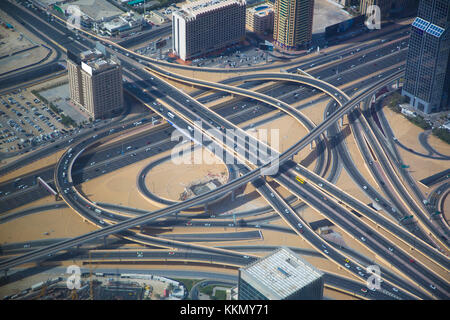 Luftaufnahme eines komplexen Autobahnbrücke in Dubai, VAE. Moderne geschäftige Stadt, die Innenstadt während des Tages. Hoher Kontrast Farbe. Stockfoto