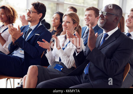 Lächelnd Publikum applaudieren zu einem Business Seminar Stockfoto