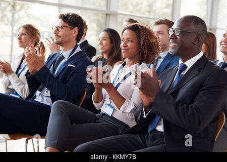 Lächelnd Publikum applaudieren zu einem Business Seminar Stockfoto