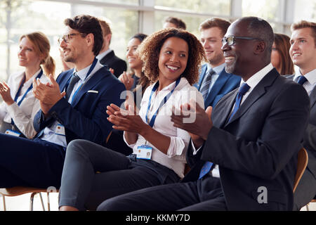 Lächelnd Publikum applaudieren zu einem Business Seminar Stockfoto