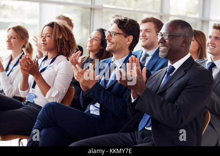 Lächelnd Publikum applaudieren zu einem Business Seminar Stockfoto