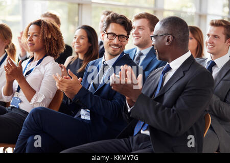 Publikum klatschen im Business Seminar, an jedem anderen Suchen Stockfoto