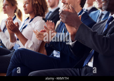 Den mittleren Abschnitt der applaudierenden Publikum an Business Seminar Stockfoto