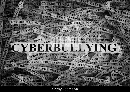 Cyberbullying. Papierreste mit Word Cyberbullying. Konzept Bild. Schwarz und Weiß. closeup. Stockfoto