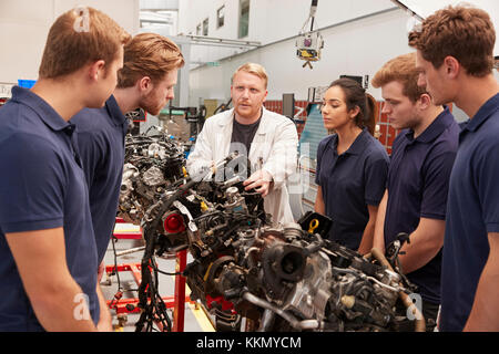 Mechaniker zeigen Teile eines Motors für Lehrlinge, Nahaufnahme Stockfoto