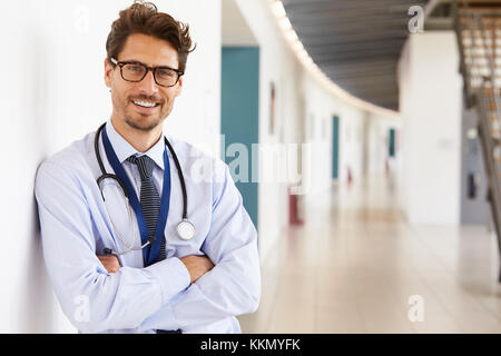 Portrait von jungen männlichen Arzt mit Stethoskop, Nahaufnahme Stockfoto