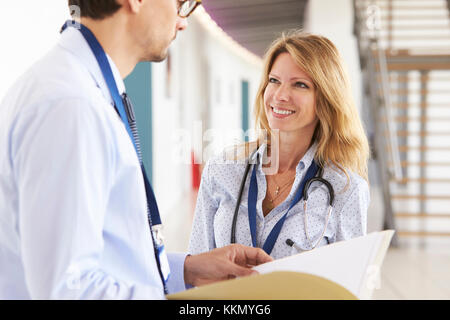 Junge männliche und weibliche Ärzte Beratung Miteinander Stockfoto