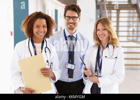 Portrait von drei männliche und weibliche Ärzte, auf die Kamera Stockfoto