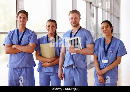 Group Portrait von Pflegepersonal im Krankenhaus Flur Stockfoto