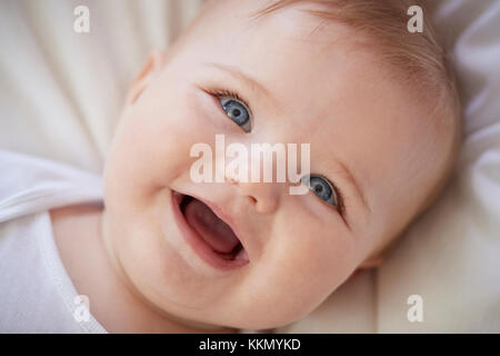 Overhead Shot von Happy Baby Boy liegend auf Bett der Eltern Stockfoto