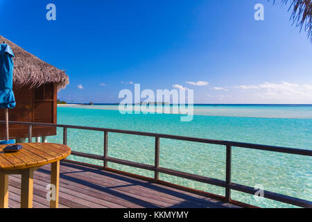 Schöne Aussicht auf die Lagune von der Terrasse aus eine Over Water Bungalow auf den Malediven. Auf der linken Seite befindet sich eine Over Water Bungalow. Bei backgrou Stockfoto