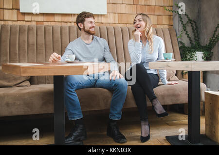 Lachend Paar in der Cafeteria Stockfoto