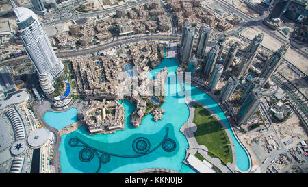 Spektakuläre Luftaufnahme von Burj Khalifa, die Brunnen, die von Ganz oben auf dem Tower, Dubai. Es ist ein Sonniger und klaren Tag. Die founta Stockfoto