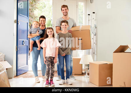 Porträt der Familie Kisten in die neue Heimat am Umzugstag Stockfoto