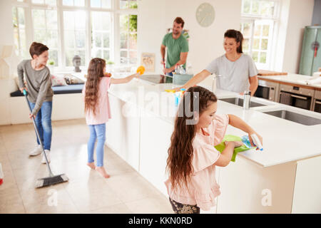 Kinder Eltern Helfen im Haushalt In der Küche Stockfoto