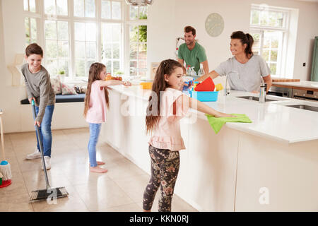 Kinder Eltern Helfen im Haushalt In der Küche Stockfoto