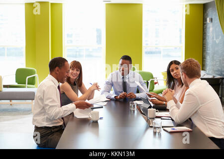 Kollegen in einer informellen Sitzung am Arbeitsplatz Stockfoto
