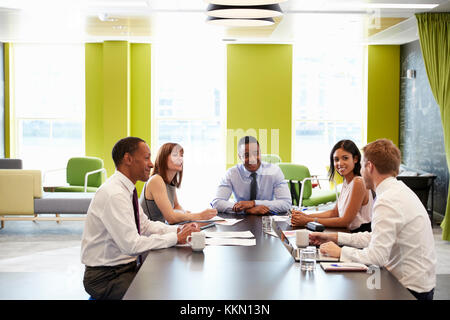 Kollegen in einer informellen Sitzung am Arbeitsplatz Stockfoto